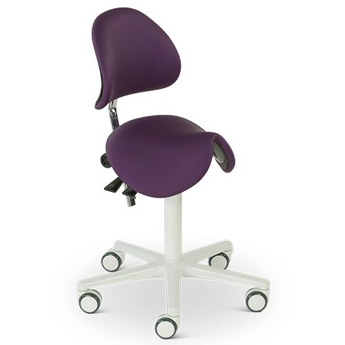 Kuvan tuote Future Plum -verhoilulla ja lisävarusteilla: valkoinen ristikko Ø610 mm, selkänoja ja valkoiset 65mm pyörät.