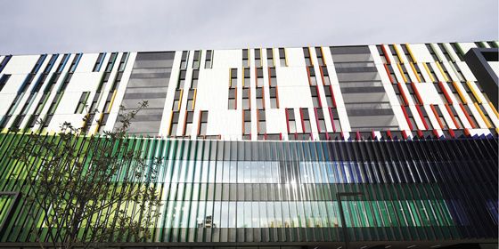 Antimikrobiset tutkimuspöydät Uuden lastensairaalan pikkupotilaille